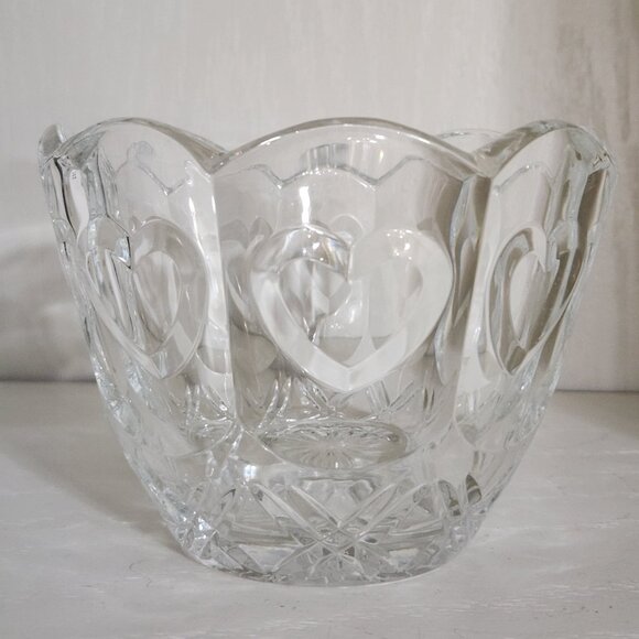 Valentine's Heart Crystal Clear Thick Crystal Bowl With Scalloped Rim and Hearts - Picture 1 of 4